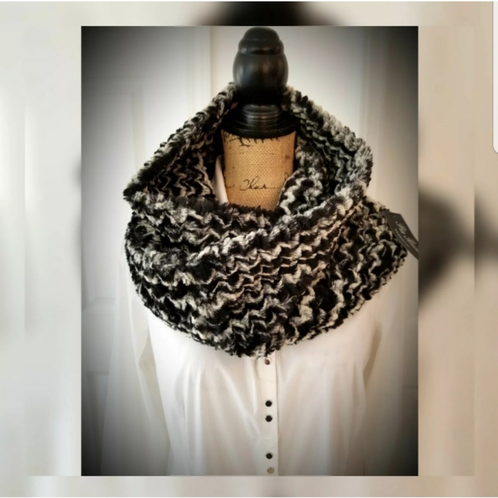 Snnod faux fur winter neck scarf NWT very soft Cowl